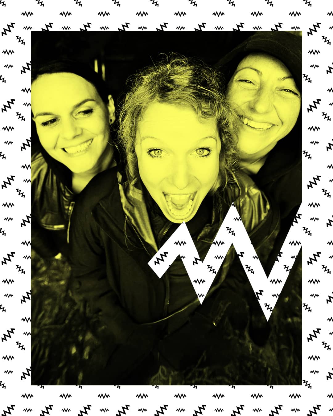 Die Band Emanzenpanzer: Drei Mitglieder nebeneinander vor neutralem Hintergrund, fröhlich in die Kamera blickend.