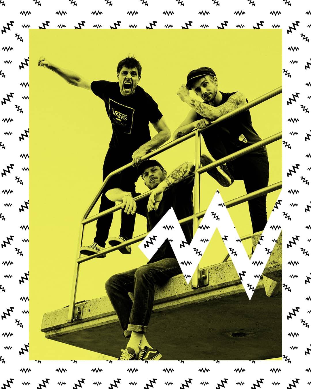 Die Band Itchy: Drei Mitglieder nebeneinander vor neutralem Hintergrund, neutral in die Kamera blickend.