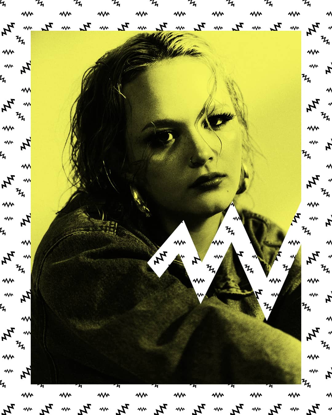 Die Künstlerin Liska: Nahaufnahme vor neutralem Hintergrund, lächelnd in die Kamera blickend.