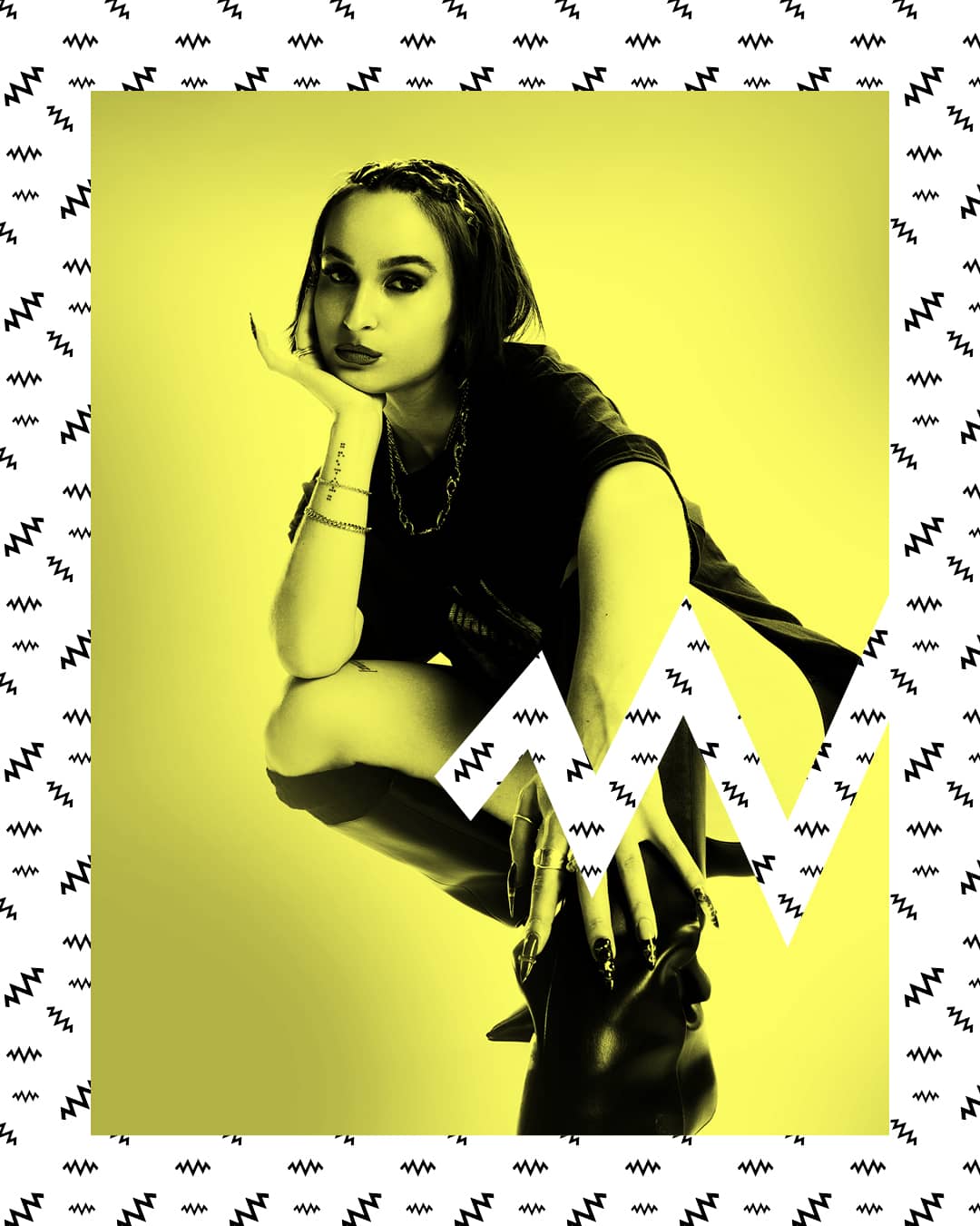 Die Künstlerin Tosah: kniend vor neutralem Hintergrund, neutral in die Kamera blickend.