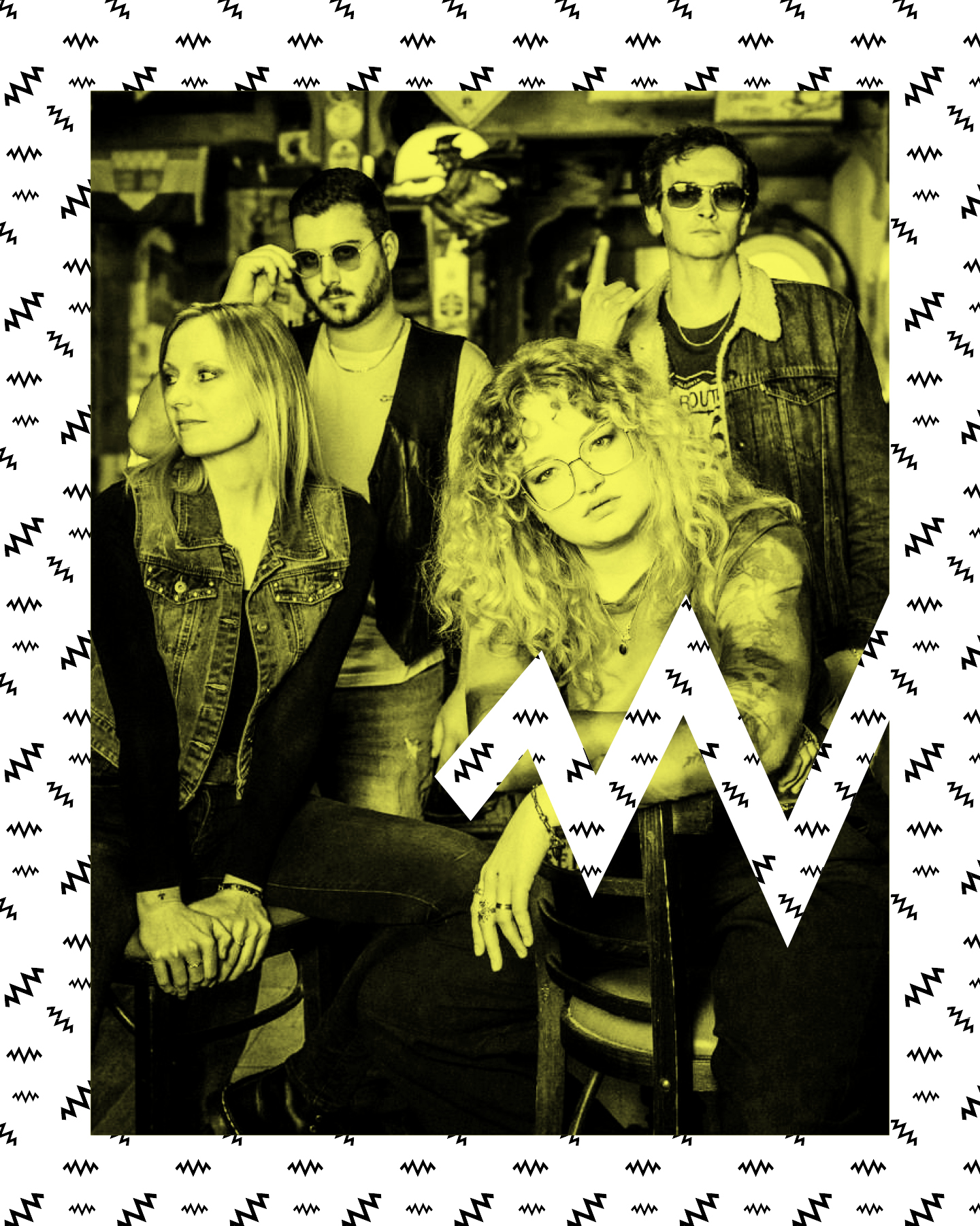 Die Band Curly Cary: Vier Mitglieder nebeneinander vor neutralem Hintergrund, neutral in die Kamera blickend.