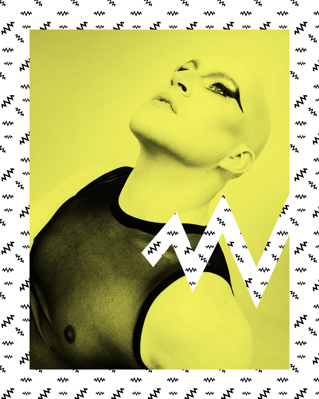 Leopold steht vor einem neutralen Hintergrund und blickt dabei nach oben.