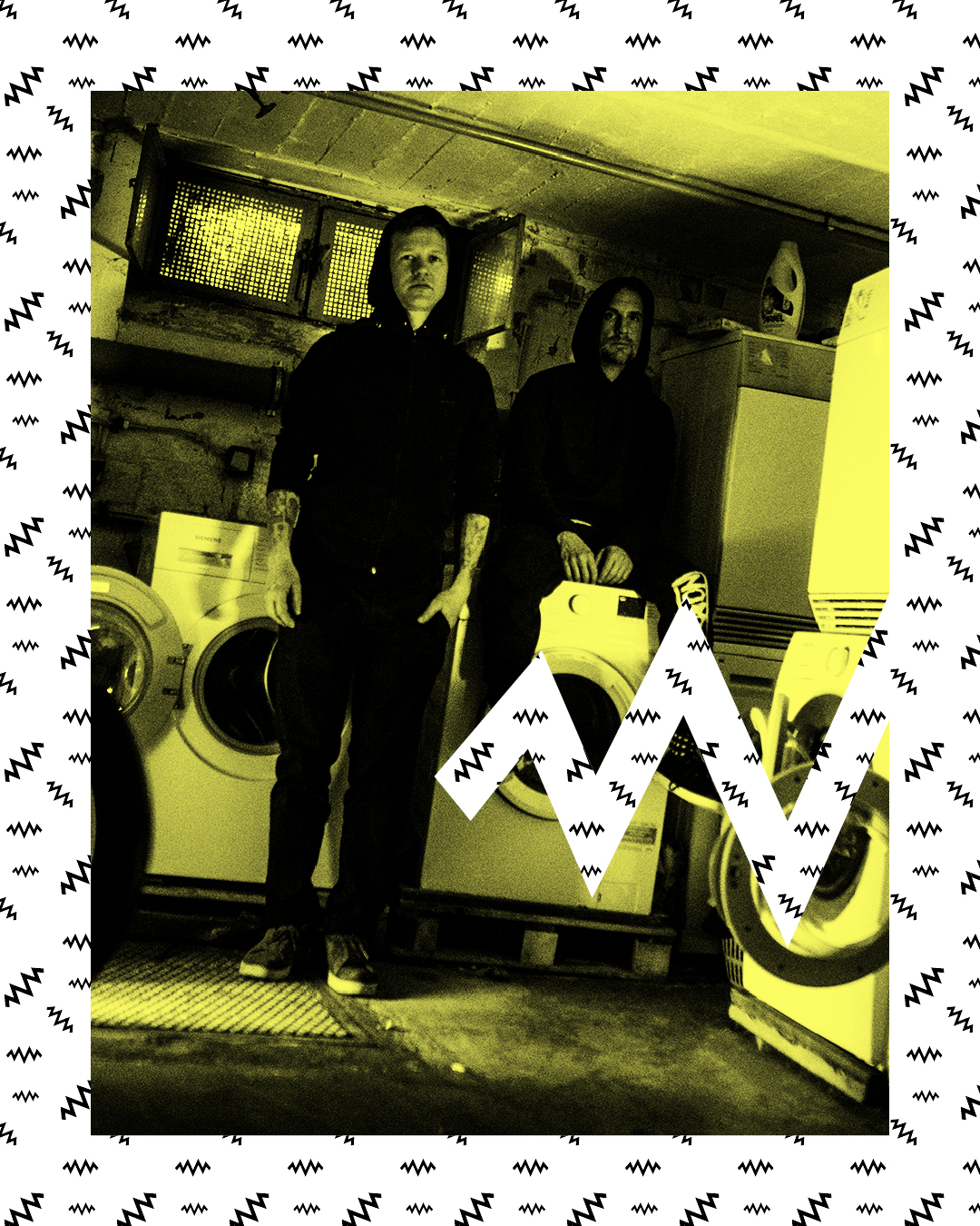 Die Band Rauke: Zwei Mitglieder nebeneinander vor neutralem Hintergrund, neutral in die Kamera blickend.