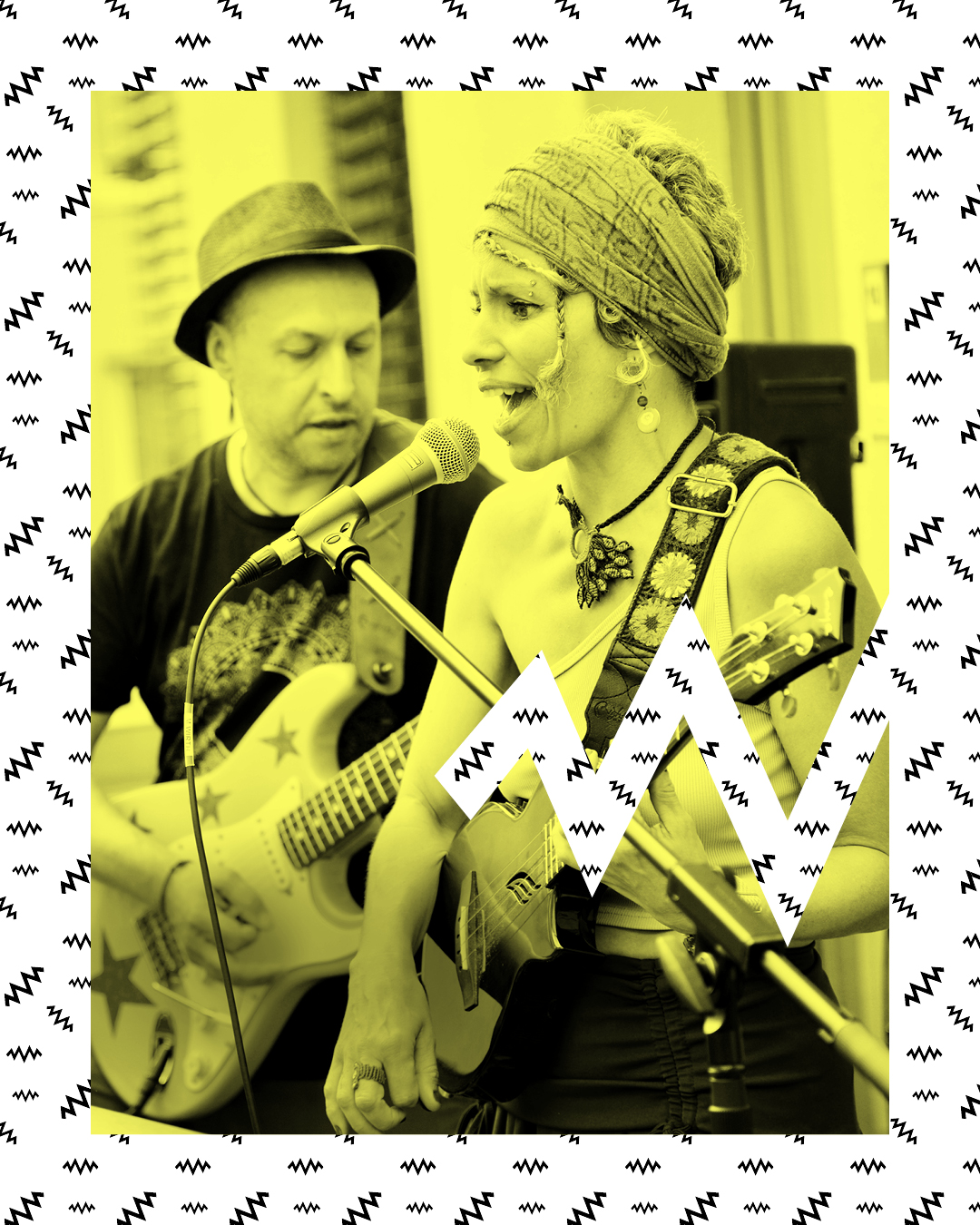 Die Band Flawi: Vor einem neutralen Hintergrund stehen zwei Mitglieder nebeneinander und spielen auf der Bühne Instrumente.