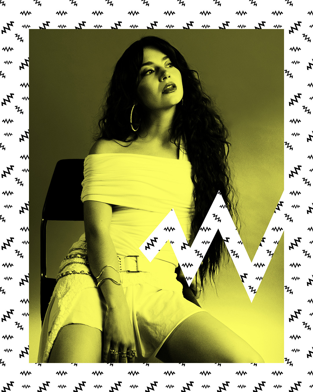 Die Künstlerin Juna: Nahaufnahme vor neutralem Hintergrund, lächelnd in die Kamera blickend.