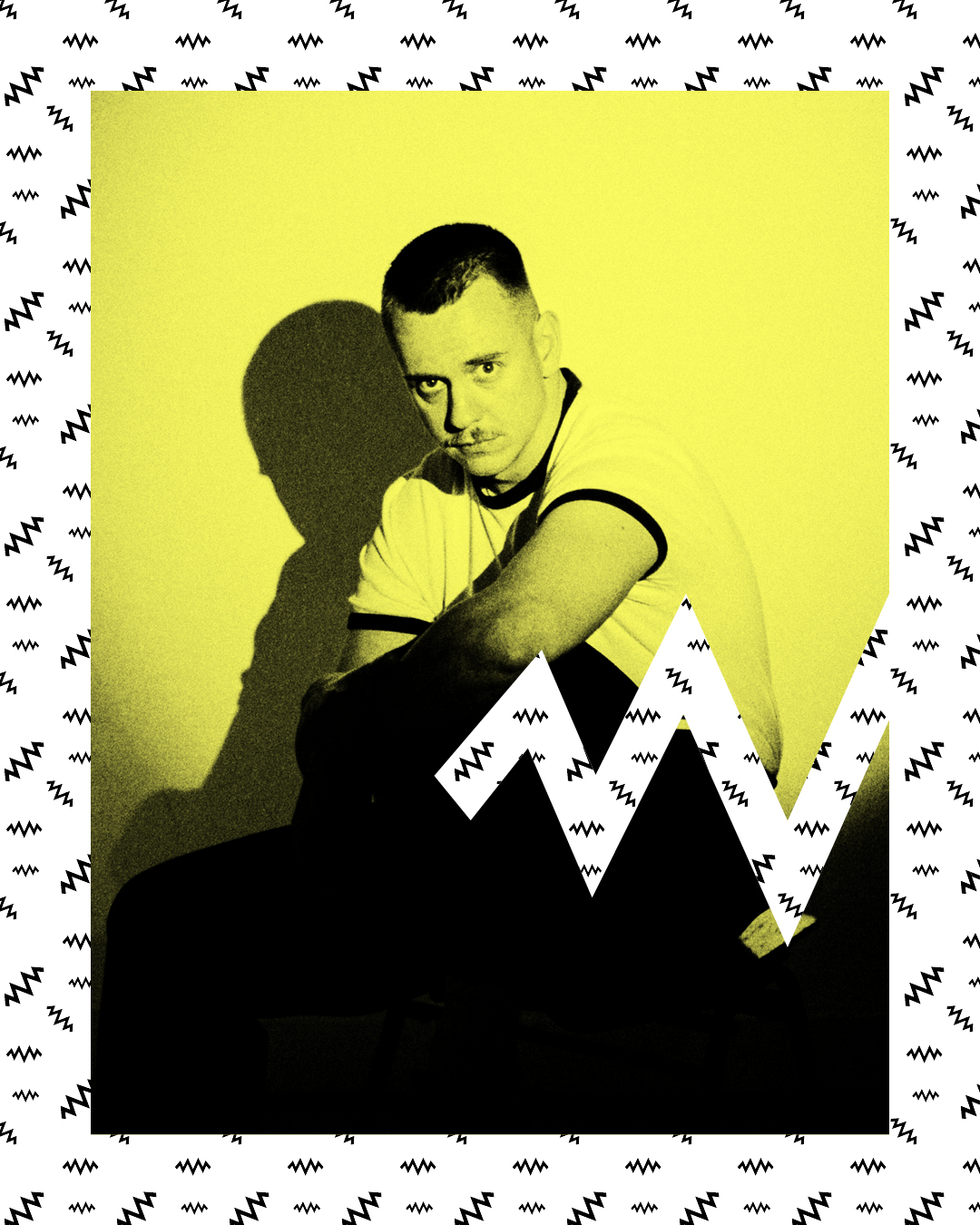 Die Künstlerin Kord: Nahaufnahme vor neutralem Hintergrund, neutral in die Kamera blickend.