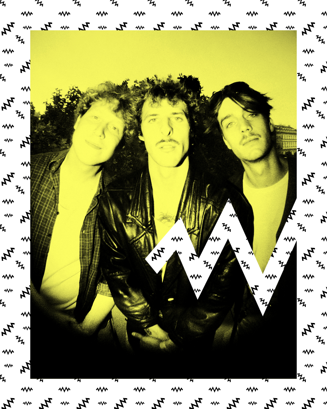 Die Band Laurenz Nikolaus: Drei Mitglieder nebeneinander vor neutralem Hintergrund, neutral in die Kamera blickend.